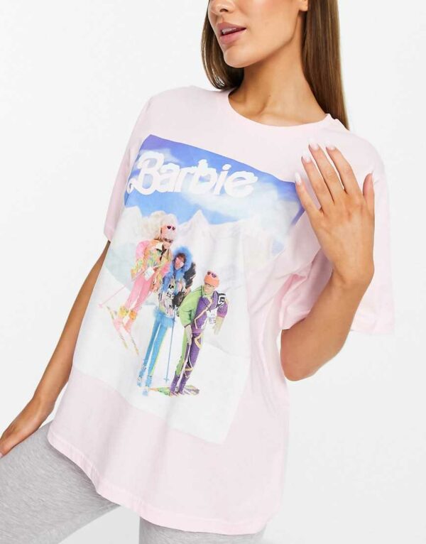ASOS DESIGN - Barbie & Friends - Pyjama in Rosa und Grau mit T-Shirt mit Skimotiv und Leggings-Bunt