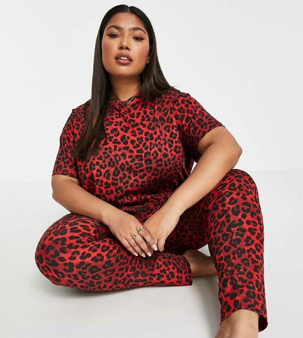 ASOS DESIGN Curve - Pyjama-Set mit T-Shirt und Leggings mit Leopardenmuster in Rot
